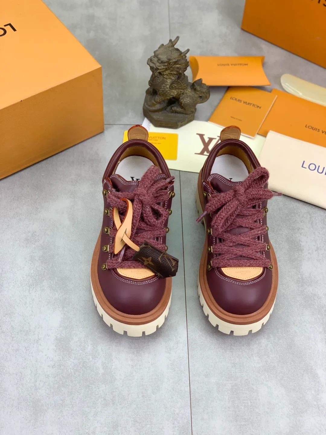 Men's shoes 💰P680 new LV | Louis Vuitton 🧡💚2025 autumn and winter new models, top version ⚠️ The counter features the latest LV REMIX lace-up mountaineering derby shoes, new hard goods 🆕 ❥BS purchasing level! Full of high-end feel! A popular model among bloggers at home and abroad, it’s retro and fashionable, and looks stunning on your feet! Mainly recommended models on the official website★ ━━━━━ ЅᏇєєt ━━━━━ ▪️Upper: top-grade first-layer cowhide ▪️Lining: imported sheepskin ▪️Outsole: original open-molded TPU non-slip outsole ▪️Sole height: 3.5cm ▪️Shoe size: Women 35-41 (41 customization is not returnable) Male 39-45 (46 customized, non-refundable)